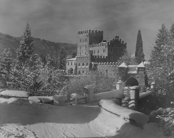 Cũng trong thời điểm ấy, thiếu tá Josef Gangl - chỉ huy một đơn vị của lực lượng quân đội Đức chống Quốc xã - có ý định giống phía Mỹ.