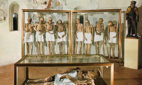 Lần đầu người ta tìm thấy xác chết không có dấu hiệu phân hủy suốt hàng trăm năm tại nhà thờ Saint Andrew là vào năm 1647. Kể từ đó, hàng chục xác chết được khai quật và ở trong tình trạng tương tự.