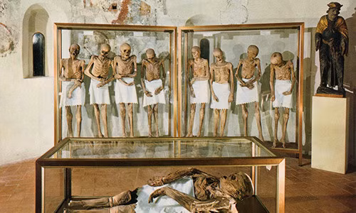 Lần đầu người ta tìm thấy xác chết không có dấu hiệu phân hủy suốt hàng trăm năm tại nhà thờ Saint Andrew là vào năm 1647. Kể từ đó, hàng chục xác chết được khai quật và ở trong tình trạng tương tự.