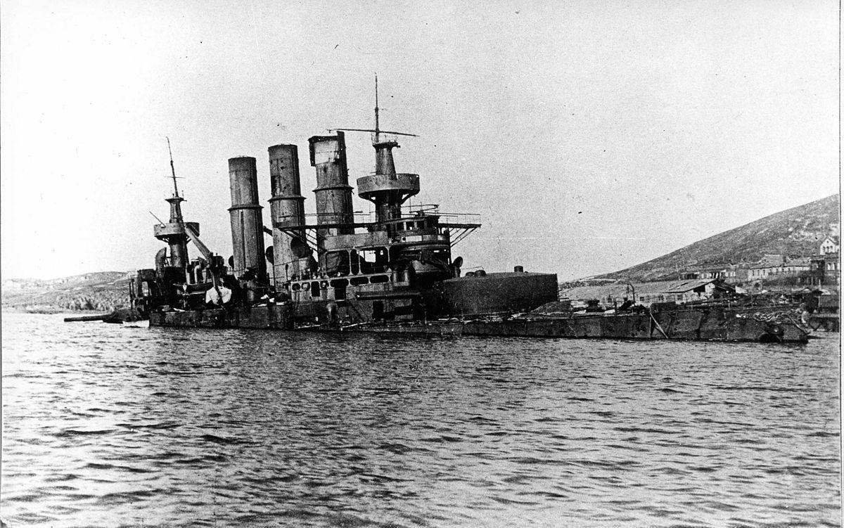 Tháng 2/1904, Chiến tranh Nga - Nhật nổ ra giữa hai nước nhằm giành quyền kiểm soát Mãn Châu và Triều Tiên. Khi ấy, các tàu chiến của hải quân Nhật Bản bí mật tiếp cận cảng Lữ Thuận (trên bán đảo Liêu Đông, phía nam Mãn Châu).