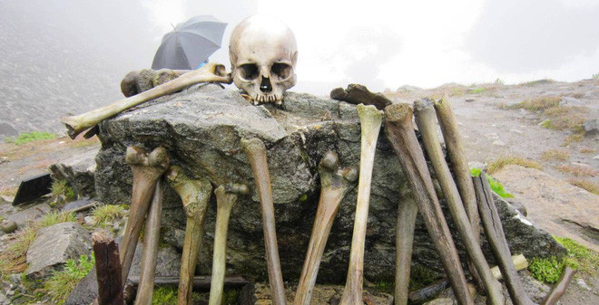 Cụ thể, vào năm 1942, khi băng tan, các nhân viên kiểm lâm Ấn Độ đã đến Roopkund để kiểm tra thì kinh ngạc phát hiện hơn 200 bộ xương người ở dưới đáy hồ nước.