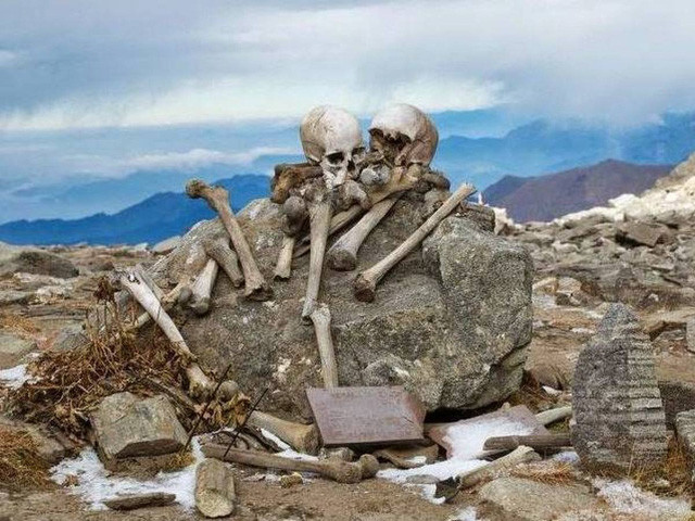 Với giả thuyết này, hàng trăm người trên đã đi qua khu vực hồ Roopkund thì bất ngờ gặp trận mưa đá. Do không tìm được chỗ ẩn nấp kịp thời nên họ bị đá rơi trúng đầu và tử vong. Những người khác bị thương và chết vì rét sau đó.