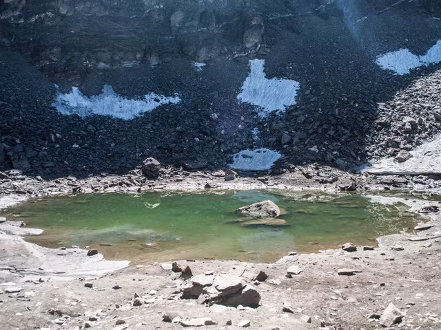 Vào năm 2004, một nhóm các nhà khoa học người châu Âu và Ấn Độ công bố kết quả nghiên cứu cho thấy hàng trăm bộ xương người ở hồ Roopkund thuộc 2 nhóm người khác nhau.