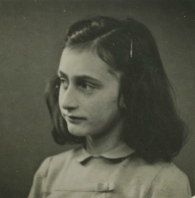 Đồng thời, cuốn nhật ký của Anne Frank cũng khiến thế giới hiểu rõ cuộc sống bi kịch của người Do Thái dưới thời phát xít Đức. Sinh ra trong một gia đình người Do Thái tại Đức, Anne Frank cùng người thân bỏ trốn khỏi quên hương khi trùm phát xít Hitler lên nắm quyền. Vào thời điểm ấy, Anne Frank mới 3 tuổi.