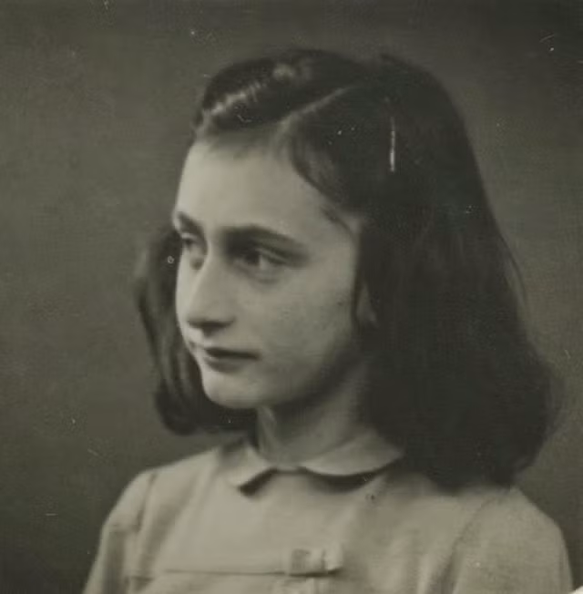 Đồng thời, cuốn nhật ký của Anne Frank cũng khiến thế giới hiểu rõ cuộc sống bi kịch của người Do Thái dưới thời phát xít Đức. Sinh ra trong một gia đình người Do Thái tại Đức, Anne Frank cùng người thân bỏ trốn khỏi quên hương khi trùm phát xít Hitler lên nắm quyền. Vào thời điểm ấy, Anne Frank mới 3 tuổi.