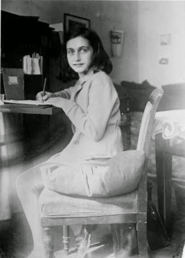 Sau khi rời Đức, gia đình Anne Frank chuyển tới Amsterdam, Hà Lan sinh sống. Vào sinh nhật thứ 13, cô bé được cha tặng cho một cuốn sổ nhỏ. Anne Frank dùng nó để viết nhật ký.