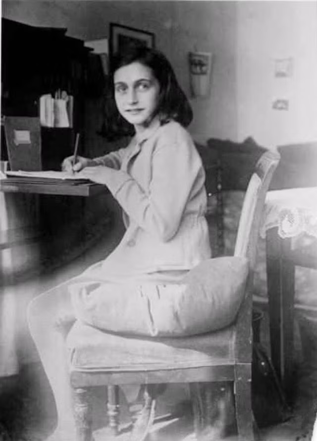 Sau khi rời Đức, gia đình Anne Frank chuyển tới Amsterdam, Hà Lan sinh sống. Vào sinh nhật thứ 13, cô bé được cha tặng cho một cuốn sổ nhỏ. Anne Frank dùng nó để viết nhật ký.