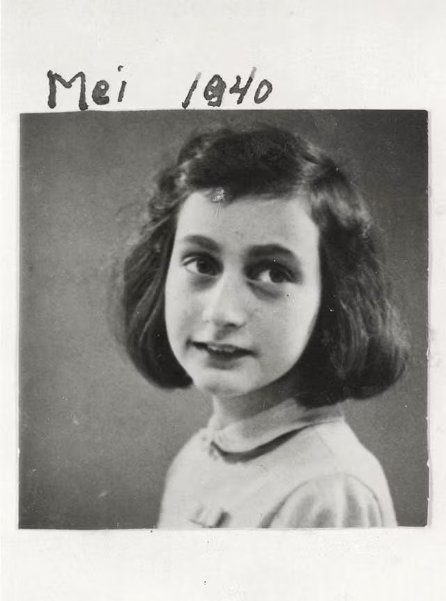 Điều lo lắng của Anne Frank trở thành sự thật vào ngày 4/8/1944. Một người chỉ điểm báo tin cho lính Đức quốc xã ập vào ngôi nhà và bắt giữ gia đình Anne Frank cùng 4 người Do Thái khác đang lẩn trốn.