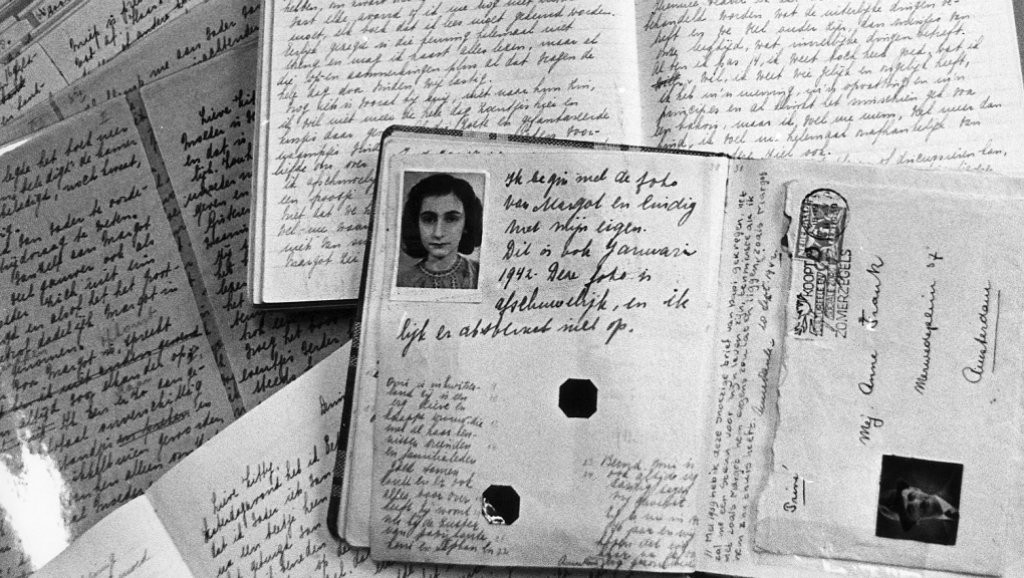 Bergen-Belsen cũng là nơi chị em Anne Frank bỏ mạng vì căn bệnh thương hàn. Sau khi kết thúc chiến tranh, bố của Anne Frank là Otto Frank tìm thấy cuốn nhật ký của con gái nên đã cho xuất bản nó.