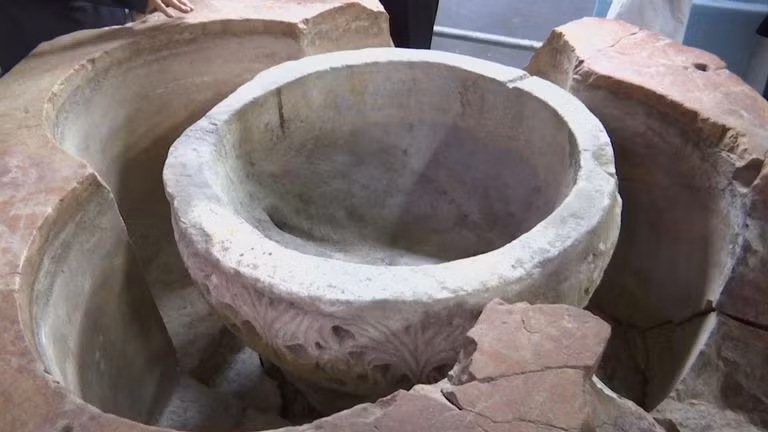 Không ai biết vì sao bình đựng nước thánh cũ lại được đặt bên trong bình mới.