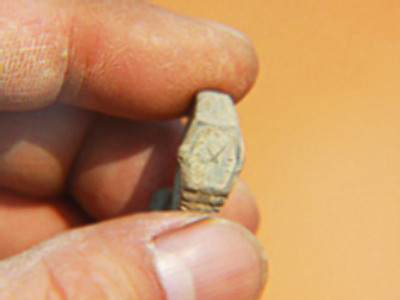 Các chuyên gia ước tính vật thể lạ trên khoảng 400 năm tuổi. Từ đây, một câu hỏi lớn đặt ra là tại sao cổ vật này lại có mặt bên trong ngôi mộ có từ thời nhà Minh trong khi Thụy Sĩ được thành lập vào năm 1848.