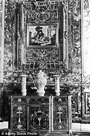 “Cho đến khi cái cây bị chặt, cánh cửa này vẫn không được mở ra. Sự hiện diện của cái cây này chứng tỏ rằng không ai mở được nắp hầm trong nhiều thập kỷ qua”, ông Plebanchot nói.