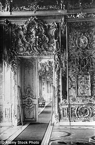 Nhóm thợ săn kho báu cho hay họ cần sự cho phép của Chính phủ trước khi họ có thể bắt đầu khai quật kho báu. Nhóm hy vọng sẽ có giấy phép vào cuối tháng này để sớm giải mã bí ẩn về tung tích căn phòng hổ phách.