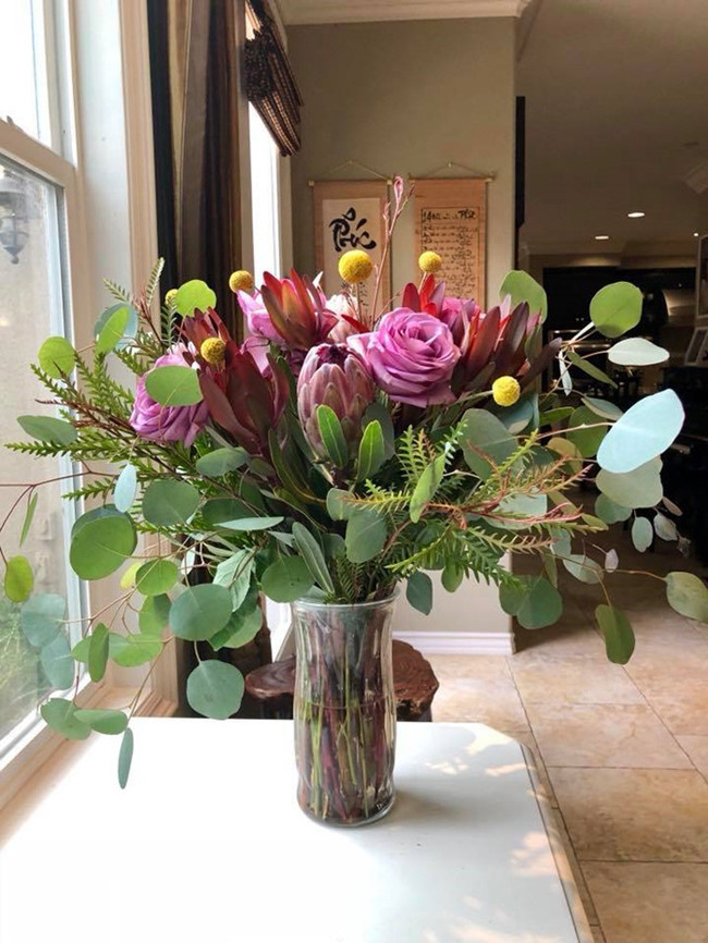 Hoa tươi được lấy từ ngoài vườn nhà vào cắm mang lại vẻ đẹp đầy sức sống cho căn nhà.