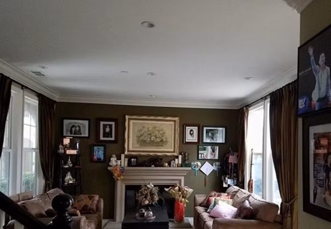 Căn nhà được bài trí đơn giản, với gam màu ấm. Đồ nội thất chủ yếu bằng gỗ.