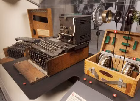 Được xem là cỗ máy mã hóa hoàn thiện nhất và có tính bảo mật cao, máy mật mã Enigma được chính quyền của trùm phát xít Hitler sử dụng trong suốt Chiến tranh thế giới 2.