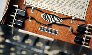 Cứ sau nửa đêm, các cỗ máy Enigma của Đức quốc xã lại được thông báo thay đổi cấu trúc và tạo thành 159 triệu triệu triệu khả năng hoàn toàn khác.