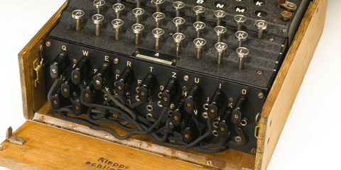Bề ngoài máy mã hóa Enigma trông khá đơn giản nhưng thực chất nó có khả năng tạo ra 159 triệu triệu triệu khả năng khác nhau.