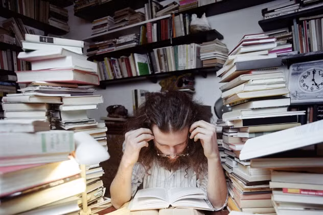 Một trong những người mắc chứng "cuồng sách" nổi tiếng nhất thế giới là học sĩ người Đức Alois Pichler. Cuộc sống của ông gắn liền với những cuốn sách và luôn muốn sở hữu thật nhiều sách.