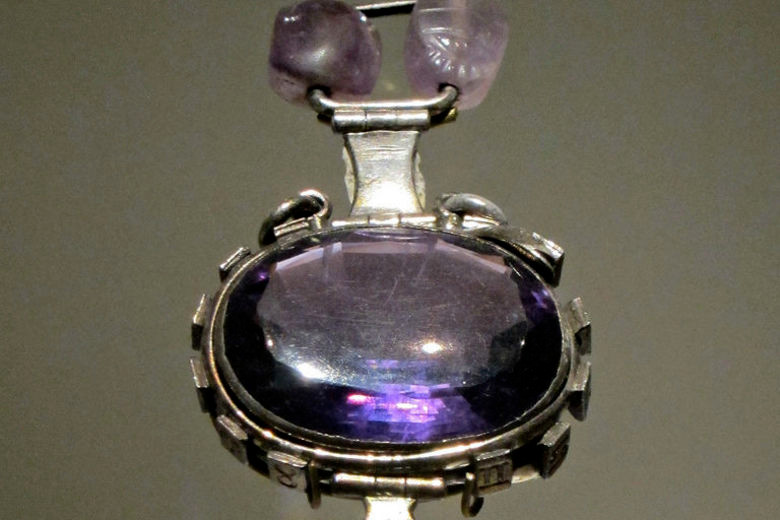 Kể từ đây, người ta không còn nghe thấy bất cứ thông tin nào về việc viên đá thạch anh tím Delhi vướng "lời nguyền" gây ra những điều xui xẻo nữa.