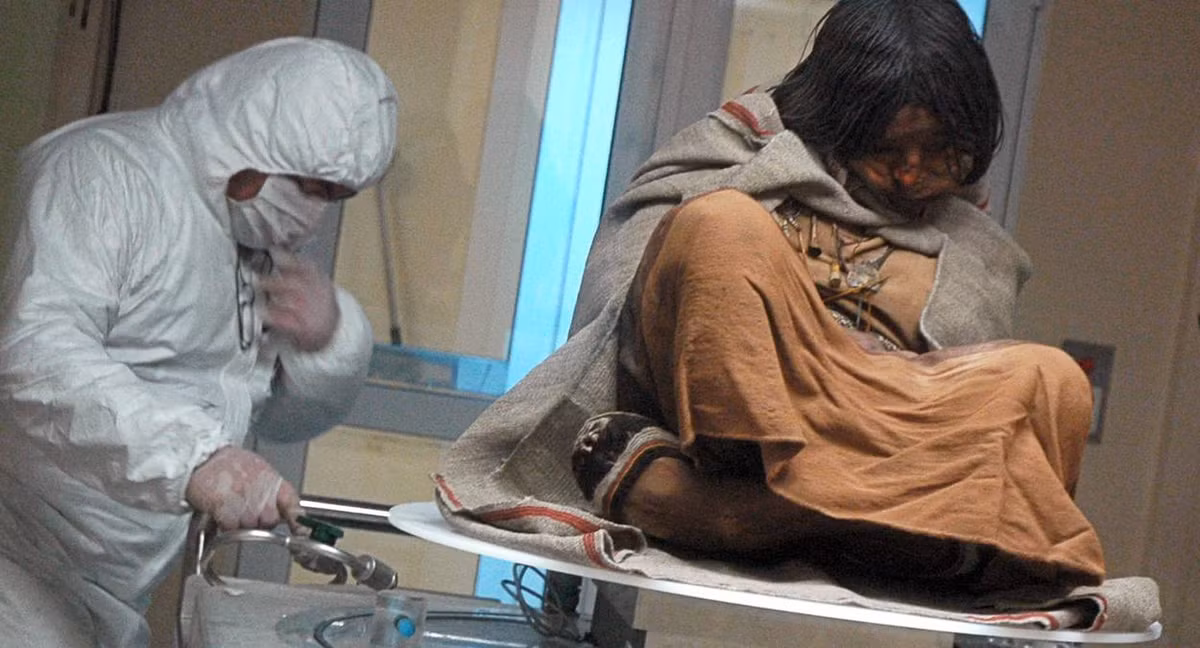 Mọi đồ ăn, trang phục của trinh nữ này đều được lựa chọn cẩn thận và có người chăm sóc.