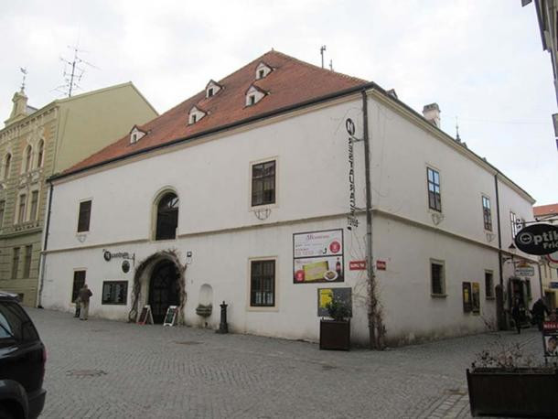 Cụ thể, khu hầm mộ này nằm ngay bên dưới các tuyến đường ở Znojmo. Hầm mộ này được kết nối với nhiều ngôi nhà ở trong thành phố bằng những lối đi quanh co, phức tạp.