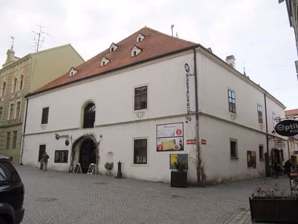 Cụ thể, khu hầm mộ này nằm ngay bên dưới các tuyến đường ở Znojmo. Hầm mộ này được kết nối với nhiều ngôi nhà ở trong thành phố bằng những lối đi quanh co, phức tạp.