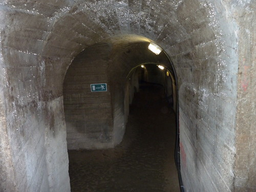 Các hầm mộ khá dài, nhiều lối quanh co và được xây dựng khá thô sơ. Các hầm mộ ngầm như một bản sao của lối kiến trúc nằm bên trên mặt đất.