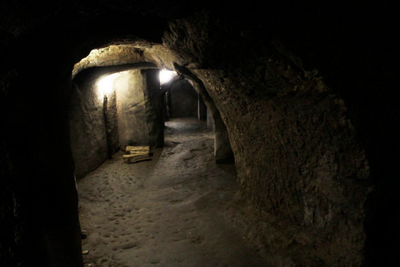 Chính vì vậy, khi trời tối, không ai dám đi vào bên trong hầm mộ Znojmo vì lo sợ sẽ gặp những sinh vật hút máu, đáng sợ trên. Video: Thêm hé lộ mới về hầm mộ của Chúa Jesus (nguồn: VTC14)