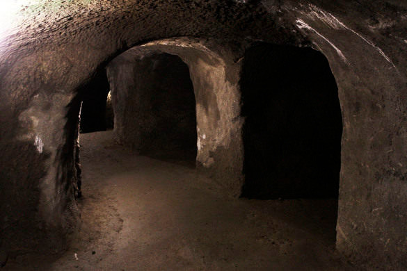 Bên trong hầm mộ có đủ các nhu cầu thiết yếu cho đời sống sinh hoạt hàng ngày của con người như nguồn nước, lương thực thực phẩm, hệ thống thoát nước...