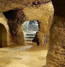 Một số câu chuyện địa phương kể rằng, hầm mộ Znojmo là nơi trú ngụ của ma cà rồng và yêu tinh.