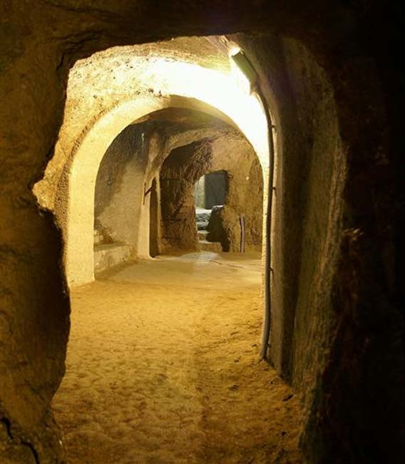 Khi ấy, người ta xây dựng hầm mộ với mục đích là làm nơi ẩn náu cho người dân trong trường hợp xảy ra một cuộc chiến tranh.