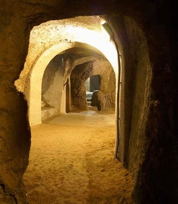 Khi ấy, người ta xây dựng hầm mộ với mục đích là làm nơi ẩn náu cho người dân trong trường hợp xảy ra một cuộc chiến tranh.