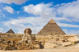 Một lý do khác khiến Khufu lựa chọn Giza là vì nơi đây có địa hình cao giúp kim tự tháp trông kỳ vĩ và choáng ngợp hơn.