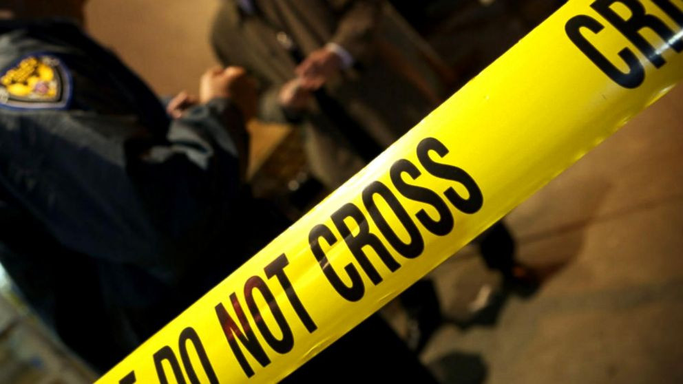 Một số người cho rằng, vợ của ông Tedford đã đưa chồng vào một chiều không gian khác.