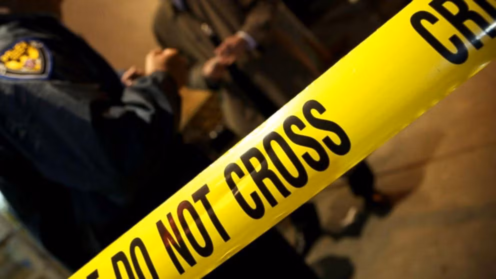 Một số người cho rằng, vợ của ông Tedford đã đưa chồng vào một chiều không gian khác.