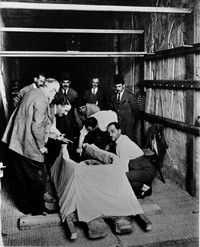 Kế đến, tỷ phú George Jay Gould tử vong không lâu sau khi viếng thăm ngôi mộ.