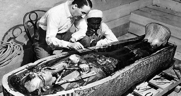 Nhóm của nhà khảo cổ học Howard Carter mở cửa lăng mộ pharaoh Tutankhamun lần đầu tiên và kinh ngạc trước hàng ngàn cổ vật quý giá được chôn cất cùng quan tài chứa xác ướp vị vua trẻ tuổi.
