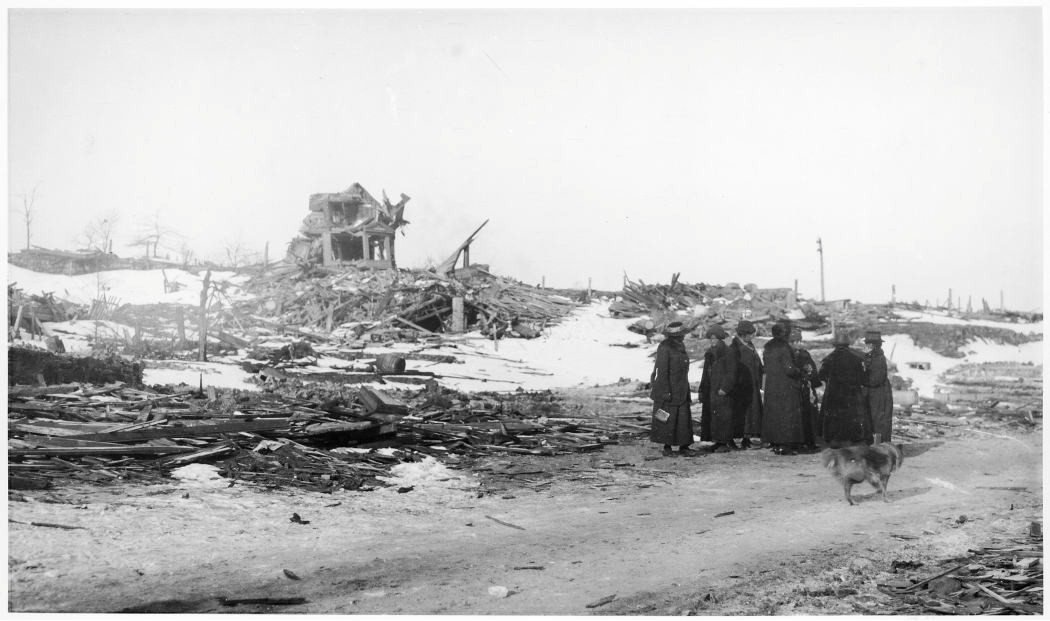 Vụ nổ tạo ra một cơn sóng thần cao tới 18m. Sóng thần đổ vào bờ kết hợp với sóng xung kích đã san phẳng khu vực rộng 2,5 km2.