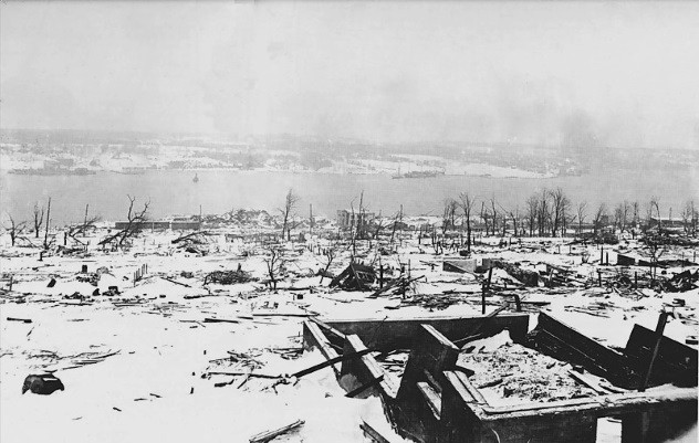Sáng ngày 6/12/1917, cảng Halifax của Canada chứng kiến một vụ nổ kinh hoàng giữa hai con tàu. Cụ thể, vào ngày hôm ấy, tàu SS Mont Blanc của Pháp tiến vào con kênh dẫn tới cảng Halifax.