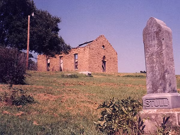 Theo truyền thuyết địa phương, cánh cửa bí mật này dẫn thẳng tới địa ngục dưới lòng đất.