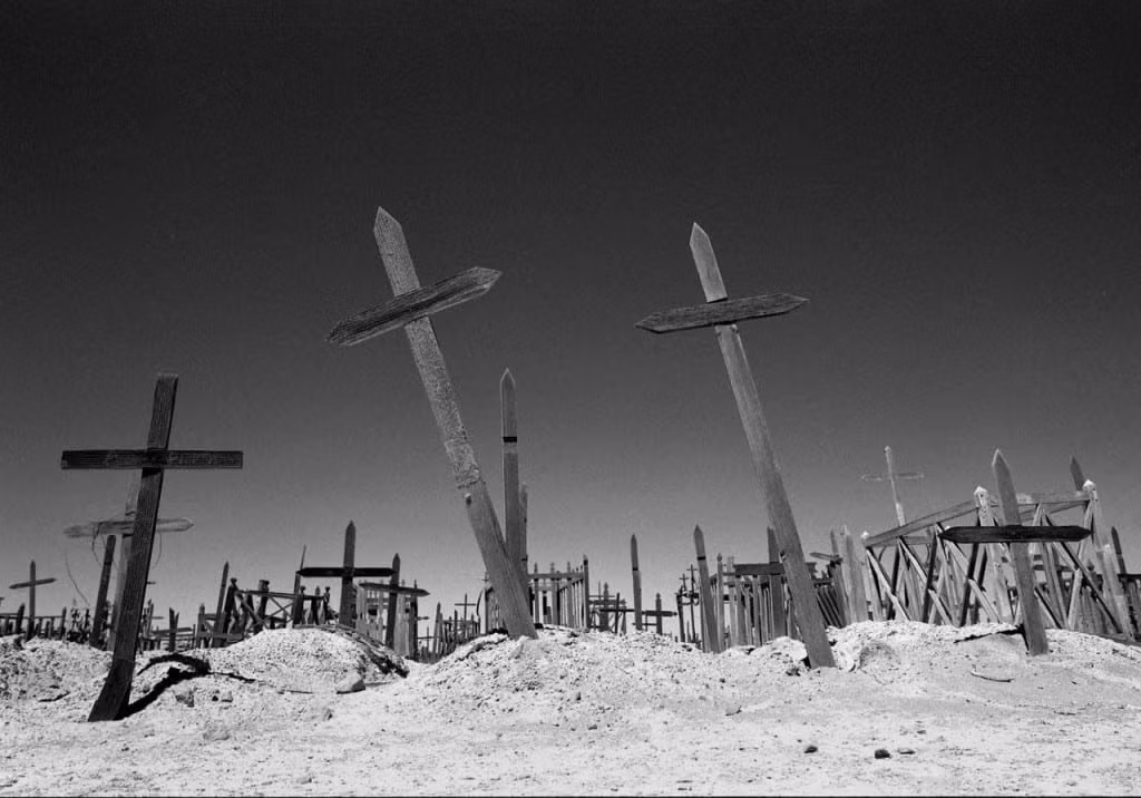 Sau khi thị trấn La Noria bị bỏ hoang, một số ngôi mộ bị kẻ xấu đào trộm lên và bật nắp quan tài. Người ta cho rằng, kẻ trộm làm như vậy vì tìm kiếm hai rương kho báu được đồn thổi cất giấu tại nơi này.