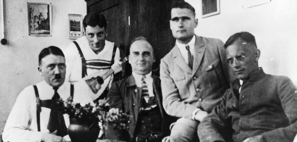 Thậm chí, khi được cấp dưới đề nghị trục xuất Maurice ra khỏi SS vì xuất thân là người Do Thái thì Hitler tuyên bố rằng anh là là người Aryan cao quý. Video: Hitler còn sống sau Thế chiến 2 (nguồn: VTC14)