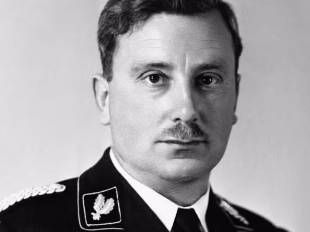 Emil Maurice là một nhân vật nổi tiếng Thế chiến 2. Y là một trong những người sáng lập lực lượng SS khét tiếng của Đức quốc xã dưới sự lãnh đạo của trùm phát xít Hitler.