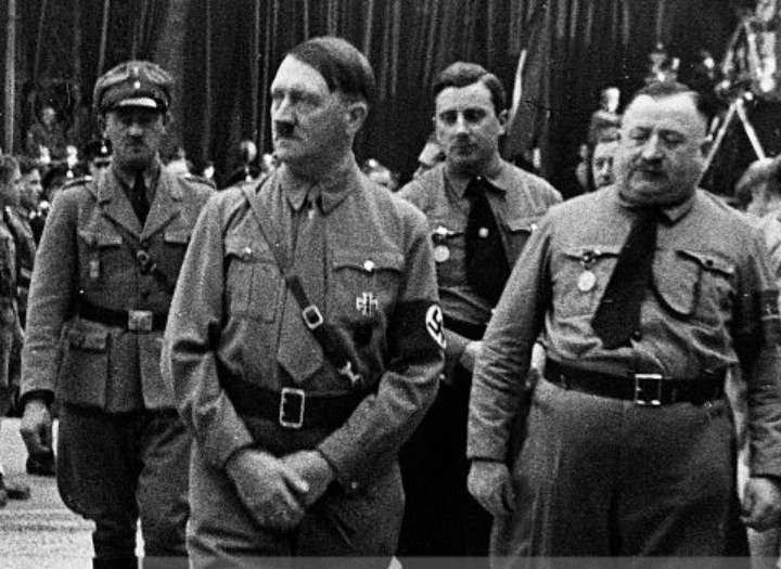 Cuộc đảo chính trên thất bại nên Hitler bị tống vào tù. Maurice trở thành bạn tù của nhà độc tài tương lai nước Đức.
