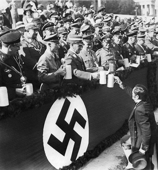 Dù giữa Hitler và Maurice có khúc mắc về Geli Raubal nhưng nhà độc tài Đức quốc xã vẫn đứng ra bảo vệ người từng kề vai sát cánh với y từ những ngày đầu xây dựng nên chế độ phát xít.