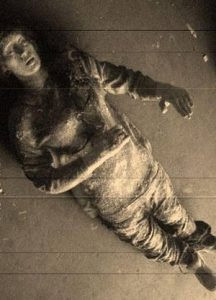 Khi bước lên trên tàu, một cảnh tượng kinh hãi hiện lên trước mắt mọi người. Theo đó, họ nhìn thấy toàn bộ thành viên thủy thủ đoàn chết một cách bí ẩn và kỳ dị. Người ta không tìm thấy bất cứ vết thương nào bên ngoài cơ thể.