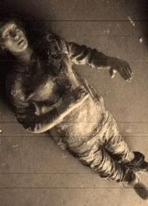 Khi bước lên trên tàu, một cảnh tượng kinh hãi hiện lên trước mắt mọi người. Theo đó, họ nhìn thấy toàn bộ thành viên thủy thủ đoàn chết một cách bí ẩn và kỳ dị. Người ta không tìm thấy bất cứ vết thương nào bên ngoài cơ thể.