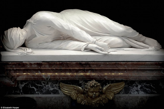 Theo đó, thi hài các vị thánh được coi là thi thể bất hoại tự nhiên. Thi hài của họ được đặt trong các nhà thờ để các tín đồ và người dân đến chiêm ngưỡng và thể hiện sự tôn kính.