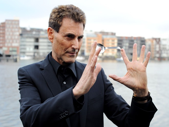 Một trong số những người nổi tiếng tham gia dự án đặc biệt trên của Mỹ là Uri Geller. Người này được công chúng biết đến là ảo thuật gia Israel có khả năng thần giao cách cảm.